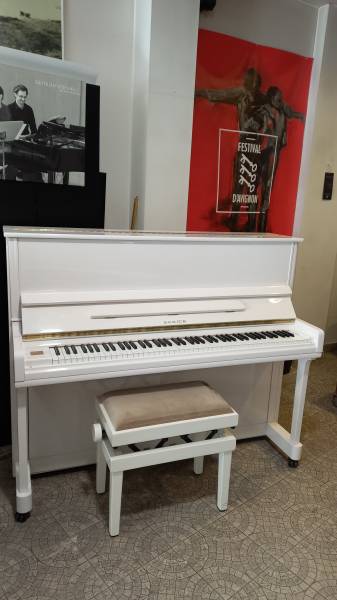 Piano acoustique droit blanc d'occasion Samick JS 121 Avignon Piano Pulsion