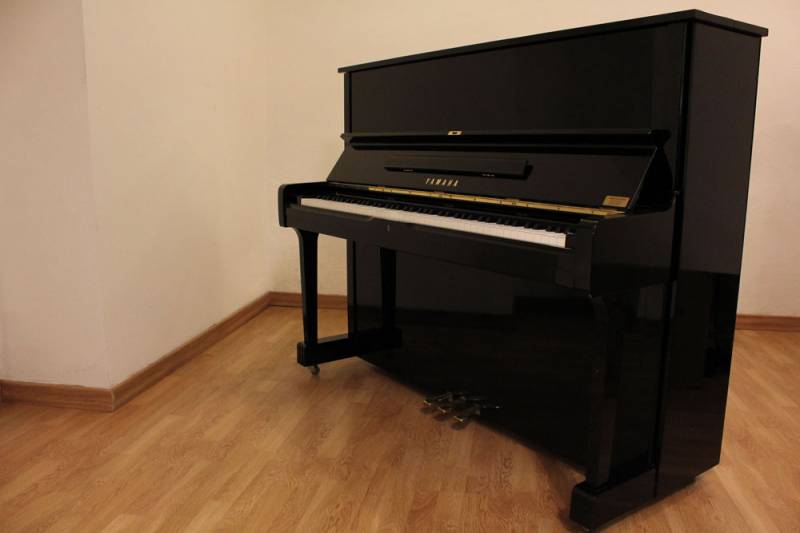 Piano droit d'occasion YAMAHA U1 silencieux carpentras